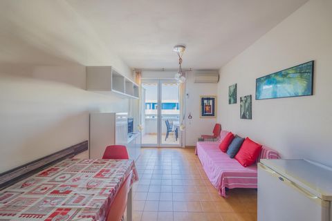 Ten piękny apartament położony jest w cichej i idyllicznej okolicy, zaledwie kilka kroków od morza i oferuje oazę spokoju i relaksu z dala od zgiełku dnia codziennego. Imponująca kuchnia z jadalnią, centralny punkt tego apartamentu, jest przestronna ...