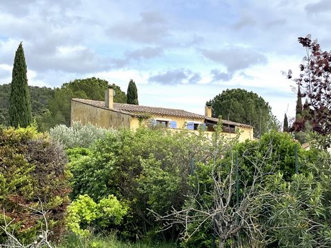 À VENDRE SECTEUR proche GIGNAC(34150) - Dans un quartier résidentiel, très calme d'un charmant village, découvrez cette Villa traditionnelle (1996) à 4 faces, de 140 m2 sur un terrain arboré de 1608 m2. Maison élevée au dessus d'un grand sous-sol de ...