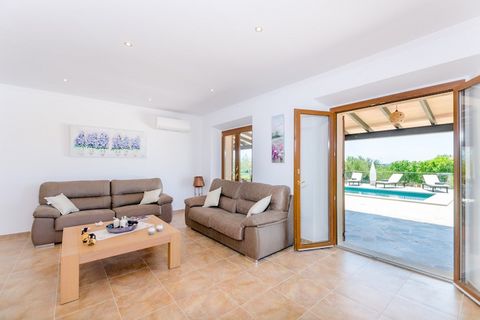 ¿No creen que es son un verdadero paraíso los exteriores de esta estupenda villa? El paisaje es insuperable desde las dos terrazas, con una panorámica despejada a los verdes terrenos, al pueblo y a las cimas de las montañas que les acompañará durante...