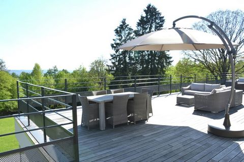 Ce beau chalet de 4 chambres situé à Stoumont peut accueillir 11 personnes et offre une magnifique vue sur la campagne verdoyante. Si vous recherchez des loisirs, c'est la maison idéale pour vous car elle dispose d'une salle de loisirs, d'un sauna et...