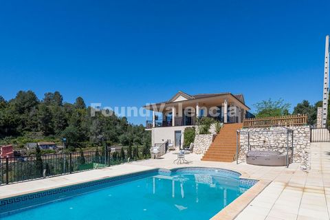 A tan solo 5 minutos del pueblo de Chella y a 15 minutos de Xàtiva, esta propiedad se asienta sobre una parcela elevada de 10.000 m2 que combina terreno de cultivo, zonas de recreo, y dos viviendas independientes. El terreno cuenta con plantaciones e...