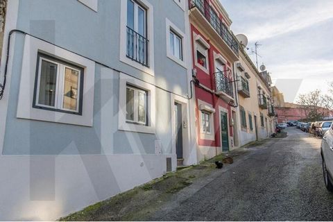 Total property building, completely refurbished in 2018, consisting of 4 floors, each with independent use. Current return of 6.2% per year. The ground floor consists of a one-bedroom apartment with a gross private area of 42 m² and a useful area of ...
