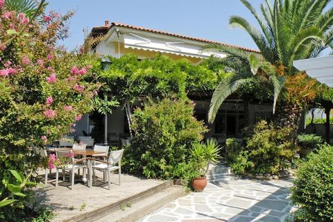 Well-kept apartment complex in the middle of a beautifully overgrown garden in the popular holiday resort of Fourka and only 20 m from the fine sandy beach. Numerous taverns as well as shopping and entertainment facilities are within walking distance...