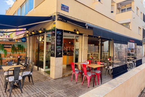 Traspaso de Negocio - Aprovecha una oportunidad excepcional en Ibiza, en pleno corazón de la avenida más transitada de la isla, Avenida de España, a solo unos pasos de Vara del Rey. Esta unidad en esquina ofrece máxima visibilidad y atrae tanto a cli...