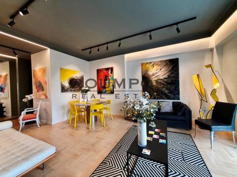 Sur la place Kolonaki, un appartement unique au 5ème étage, entièrement rénové en 2022, est disponible à la vente. La propriété, construite en 1957, offre élégance et équipements modernes dans l’un des endroits les plus recherchés d’Athènes. Il se co...