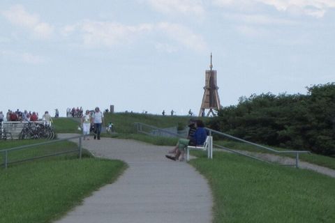 Godetevi la vista su una delle rotte marittime più trafficate del mondo: Haus Kurpark-Residenz, App.-Nr. 211 A con ca. 40 m², per un massimo di 4 persone al 2° piano con balcone. L'appartamento è composto da un soggiorno con divano letto, una camera ...