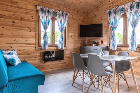 Confortevoli case in legno aperte tutto l'anno a Duszniki Zdrój. Le case sono situate su una collina che domina il panorama di una parte della città. Ogni casa dispone di: 2 camere da letto con letti matrimoniali, soggiorno completamente attrezzato (...