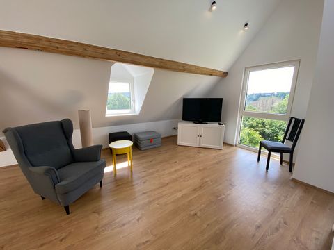 Das komplett neu eingerichtete Landhaus liegt mitten im Grünen und doch gut angebunden! Hier finden Sie Ruhe und Erholung und genug Platz für ein Treffen mit Freunden oder der Großfamilie für bis zu 10 Personen. Kindern steht ein großer Garten mit Sp...