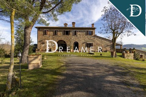 Charmosa casa de fazenda toscana com piscina e fazenda à venda perto de Montepulciano, uma esplêndida vila na fronteira com a Úmbria que ainda mantém sua autenticidade e beleza intocada. A propriedade é composta por uma moradia principal, um anexo e ...