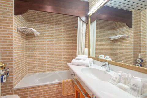 Complejo vacacional muy popular y adecuado para niños, gestionado por la familia propietaria, compuesto por un hotel (aprox. 80 habitaciones) y aprox. 70 apartamentos (divididos en 5 edificios), que se encuentran a no más de 250 m del hotel. Todas la...