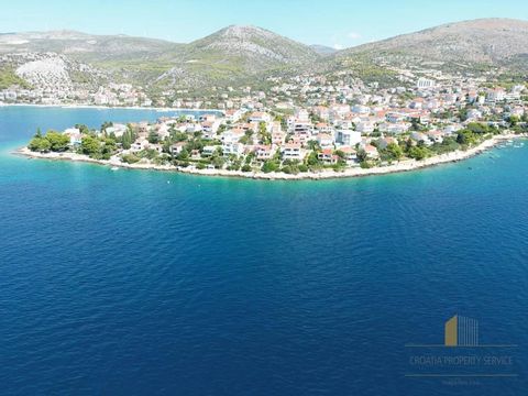 On the most sought-after position in Seget Vranjica, on the southern part of the peninsula we are selling this fantastic property for renovation. The house needs to be completely renovated. It is possible to build a luxury villa of 400 m2. A distinct...