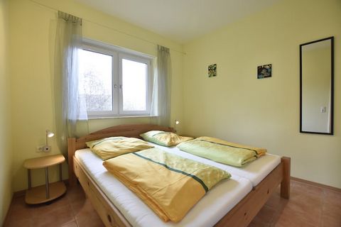 Das Ferienhaus im Bernsteinring 42 in Zierow verfügt über zwei Ferienwohnungen mit drei Schlafzimmern und einer Ferienwohnung mit einem Schlafzimmer und ist 2011 gebaut worden und befindet sich ca. 500 m vom Strand entfernt. Im Außenbereich befinden ...
