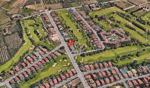 Tener la posibilidad de construir tu casa soñada en esta parcela urbanizable justo en el corazón de la urbanización y en el mejor lugar de la misma, no tiene precio! Delante del Green, con unas vistas inmejorables al campo de golf, este solar de 913 ...