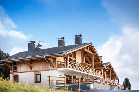 Dit levendige familieresort ligt in Savoie, op slechts 40 minuten van Albertville, genesteld op het uitgestrekte Beaufortain-plateau op een hoogte van 1650 meter. Het resort staat bekend om zijn uitzonderlijke sneeuwbedekking en profiteert van een un...