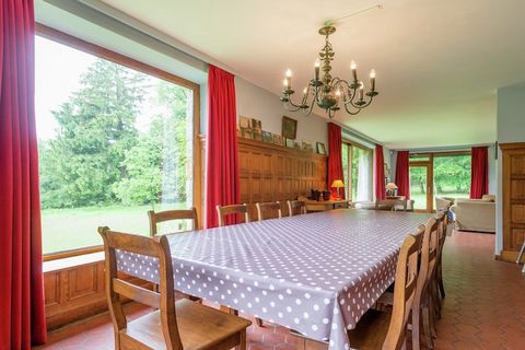 Cette maison familiale située sur les hauteurs de Stavelot est un lieu idéal pour les amateurs de calme. L'accueil est soigné, avec les lits faits à l'arrivée. La maison se trouve dans un écrin de verdure, isolée d'autres habitations. Si vous cherche...