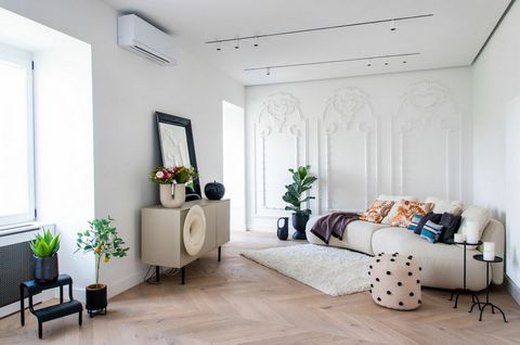 Nicely renovated and furnished property for rent in Benczúr street, next to the City Park. The apartment with balcony is on the top floor in a hundred year old building. Ideal for working and relaxing at home. The apartment is located on the top thir...