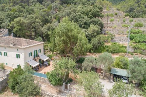 Benvenuti in questa affascinante casa di campagna a Esporlas, Maiorca, un rifugio perfetto per famiglie o gruppi che desiderano rifugiarsi in un ambiente sereno e rurale, pur essendo vicini ai comfort moderni. Con 3 accoglienti camere da letto e una ...