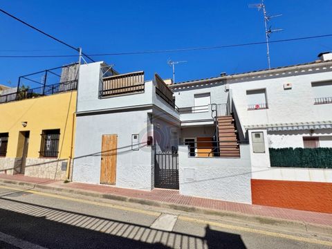 Grande Opportunité à Sant Antoni de Calonge : Maison mitoyenne avec de nombreuses possibilités Découvrez un excellent investissement dans l'une des zones les plus recherchées de la Costa Brava ! Cette maison mitoyenne, idéale pour un usage familial, ...
