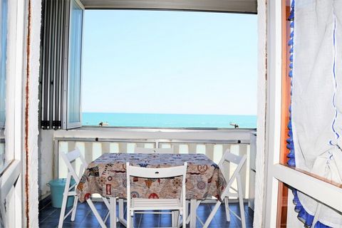Dies ist ein gemütliches Apartment mit wunderschönem Meerblick, das Ihnen einen Urlaub voller Spaß und Entspannung bescheren wird. Das Apartment im 4. Stock mit Aufzug besteht aus einem hellen Wohnzimmer mit Meerblick, einem Badezimmer und einem gerä...