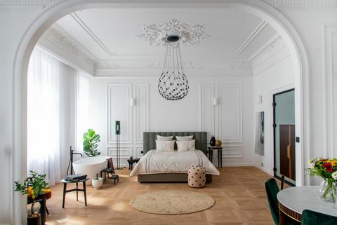 Outstanding luxurious apartment in the very center of Pest oldtown, next to the Hungarian National Opera House. This spacious apartment is equipped with almost everything and fully renovated with modern and unique materials. The flat has a very good ...