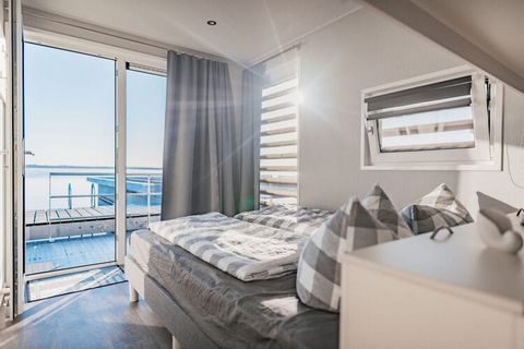 Comfort paired with luxury - floating holiday home with that certain something: The high-quality and lovingly furnished floating house is firmly anchored in the small town harbor of Ribnitz-Damgarten. Enjoy 360-degree views of the water and harbor wh...