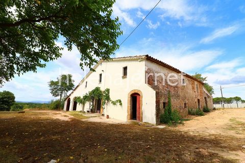 Quinta catalã com terreno de 30Ha muito perto de Sils Quinta catalã do século XIX localizada num terreno de 30 hectares no bairro de Vallcanera, muito perto de Sils. DISTRIBUIÇÃO A herdade é composta por 30 hectares de terreno com uma quinta de 550 m...