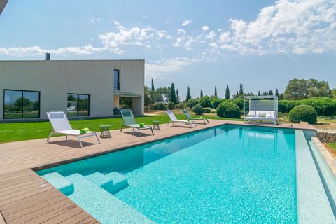 Profitez du calme de la campagne dans cette villa moderne et élégante avec une piscine privée -avec un jacuzzi intégré- et de belles vues sur l'île. Il a une capacité de 8 personnes. Les extérieurs de la maison ont été conçus pour pouvoir admirer la ...
