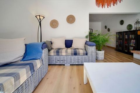 Spacieux et confortable à Ferrel Nichée dans le charmant village de Ferrel, cette spacieuse maison de vacances offre une atmosphère chaleureuse et accueillante, alliant design moderne et confort. Entrez dans le spacieux salon doté d'une cheminée chal...