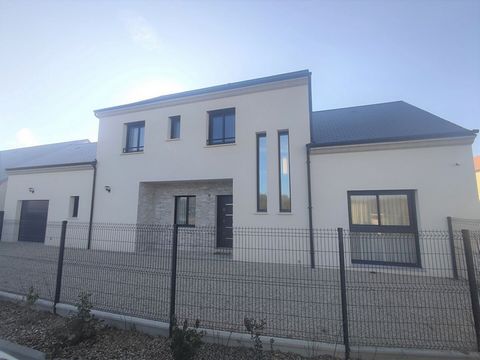 Maison individuelle neuve (2023) de 172m² de très bon standing avec finitions et prestations de qualités. Belle entrée avec placard, agréable pièce de vie lumineuse, grande cuisine entièrement aménagée/équipée. 4 chambres dont une belle suite parenta...