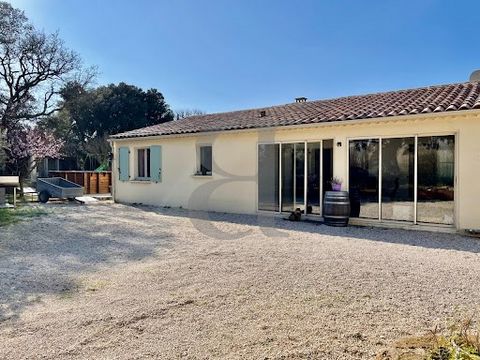 ROCHEGUDE Dans un quartier calme et agréable, découvrez cette charmante villa de plain pied à ROCHEGUDE. Implantée sur un agréable terrain clôturé de plus de 850m², cette maison se compose d'une spacieuse pièce à vivre avec cuisine semi ouverte, 3 ch...