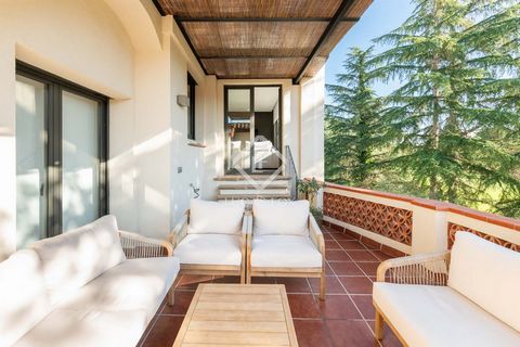 Este exclusivo ático de 200 m² está situado frente al prestigioso club de golf de Sant Cugat, ofreciendo impresionantes vistas panorámicas sobre el verde campo de golf. Con una ubicación privilegiada, se encuentra a solo unos minutos a pie de la esta...