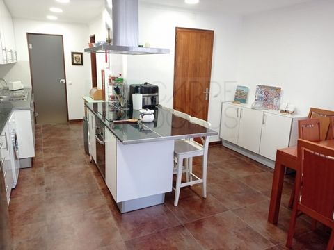 Simpático apartamento T4, com boas áreas, para venda na Av. do Brasil, em Alvalade. Edificio em excelente estado de conservação com 2 elevadores, próximo de todos os transportes, comércio, escolas e serviços. Apartamento renovado em 2016, com sistema...