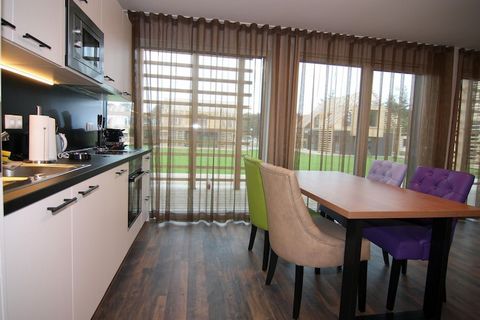 Chalet esclusivo e di nuova costruzione 2019 su 2 piani sul terreno dello Schlosshotel Wendorf vicino a Schwerin, moderno e innovativo. Con 80 metri quadrati di superficie abitabile e un arredamento estremamente confortevole e moderno, il domicilio è...