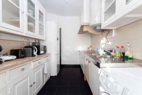 Bem vindos à Freguesia de Alvalade! Bairro de São Miguel! Hoje vamos apresentar uma maravilhosa proposta de tipologia T5, com uma varanda generosa de 20m2, uma box fechada para uma viatura. Com disposição solar nascente, poente. Esta proposta fica lo...