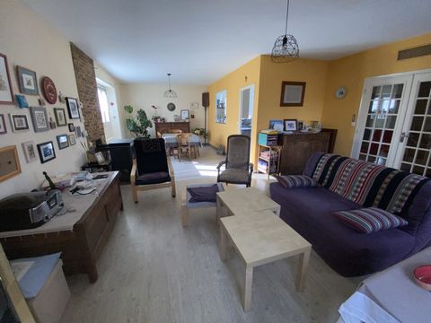 NOUVEAUTE EN EXCLUSIVITE SUR BOURG-BLANC ! Idéale pour une famille nombreuse ou recomposée, avec ses 5 chambres, ses panneaux solaires pour l'économie d'énergie, vous allez apprécier cette grande maison en excellent état de plus de 140 m² bâtie sur u...