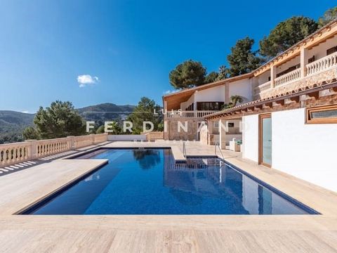 Stijlvolle jaren '70 woning - Bevoorrechte locatie in Son Vida met vrij panoramisch uitzicht op de zee en Son Vida Villa Son Vida ligt in een van de meest gewilde straten in de prestigieuze en traditionele wijk van het oude Son Vida. Deze exclusieve ...