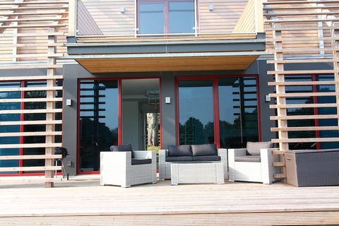 Chalet esclusivo e di nuova costruzione 2019 su 2 piani sul terreno dello Schlosshotel Wendorf vicino a Schwerin, moderno e innovativo. Con 80 metri quadrati di superficie abitabile e un arredamento estremamente confortevole e moderno, il domicilio è...
