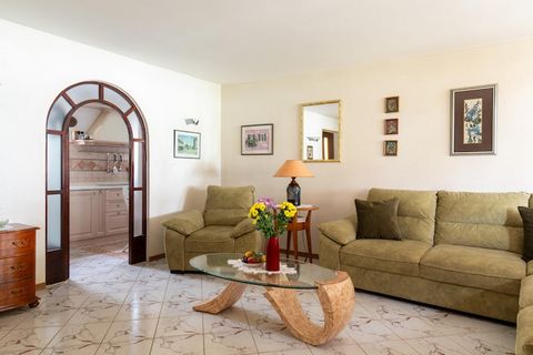 Cette maison de vacances pour huit personnes offre un havre de paix à Brtonigla, à seulement 3 km du centre-ville et à 5 km du bord de mer. Conçue pour la détente et le confort, cette maison dispose d'une connexion Wi-Fi gratuite, d'une piscine privé...