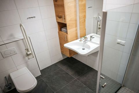 Vacances en famille au bord du lac Faak en Carinthie en Autriche dans la suite tournesol sans obstacle d'environ 80 m² m² au bord du lac Faak avec plage de baignade, aire de jeux...