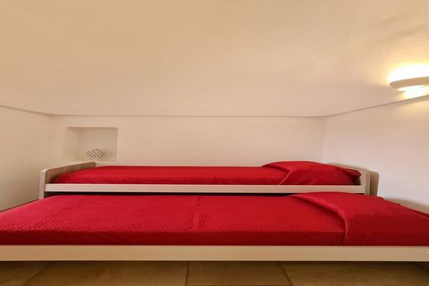 De Trulli di Mina bestaat uit twee aangrenzende maar onafhankelijke wooneenheden, Trullo Girasole en Lamia Fresia (IT-70010-2601). Trullo Girasole bestaat uit 2 slaapkamers, 1 tweepersoonsbed en 1 eenpersoonsbed, 1 familiebadkamer met douche, 1 zeer ...
