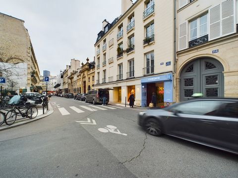 Très belle boutique en angle À CÉDER située rue du Bac entre la rue de Varenne et la rue de Sèvres d’une superficie d'environ 40 m2. Environnement commercial : Balzac, Sezane, Une Glace à Paris, Nespresso, La Grande Épicerie Paris, Oh My Cream, Angel...