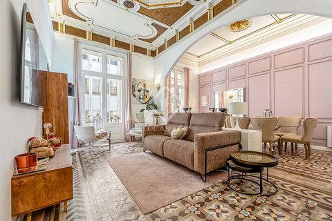 Descubra la esencia del lujo y la historia con este exclusivo piso modernista en el corazón de Reus, presentado por Lucas Fox Tarragona. Esta propiedad única fusiona la elegancia atemporal de la arquitectura de época con las comodidades contemporánea...