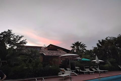 Este es el lugar perfecto para pasar unas estupendas vacaciones en la Calabria italiana. Este apartamento con acceso a una piscina comunitaria es ideal para unas vacaciones de sol con la familia. Pasee por la hermosa región o visite los numerosos pue...