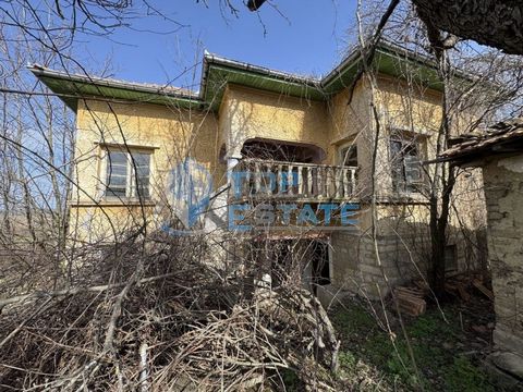 Top Estate Real Estate biedt u twee huizen met twee waterputten aan in het dorp Sushitsa, in de regio Veliko Tarnovo. Het dorp ligt op 14 km van de stad Varna. Strazhitsa en 28 km van de stad Gorna Oryahovitsa, omdat er regelmatig busvervoer is, is e...