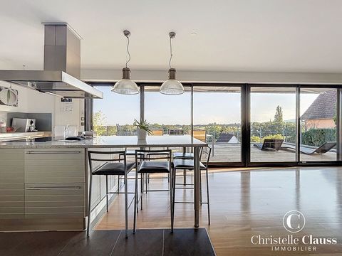 MAISON D'ARCHITECTE - HAUTEURS DE SOULTZ - VUE IMPRENABLE Située sur les hauteurs de Soultz, cette somptueuse maison d'architecte de 200 m2 offre une vue exceptionnelle sur la plaine d'Alsace, la Forêt Noire et les Alpes Suisses. Conçue avec des maté...
