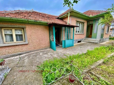 Imoti Tarnovgrad offers you a house with two garages and a well in the village of Parvomaytsi. The house is located on two levels, and on the first level there are: a bedroom, a dining room with a kitchenette, a basement and a bathroom. Second level:...