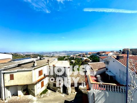 Perché comprarlo? *un’ottima soluzione in centro paese, la giusta metratura per una casa vacanza *da sistemare, piccolo terrazzino con vista, due camere da letto *area collinare, a soli 20 minuti dal mare L’appartamento: di 61 m2, scala di ingresso c...