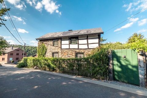 Cette charmante maison à colombages incarne le charme typique du style ardennais et est nichée dans le village pittoresque de Coo, connu pour ses cascades à couper le souffle. Idéal pour les familles ou les petits groupes, cette charmante retraite pe...