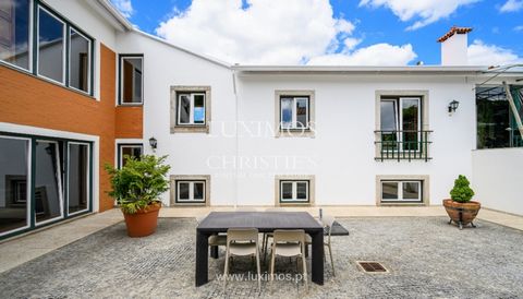 Moradia V3 de charme com jardim  localizada em Paços de Brandão , em Santa Maria da Feira. De arquitetura tradicional e inserida num lote com área verde , encontra-se em excelente estado de conservação e apresenta uma distribuição funcional das áreas...